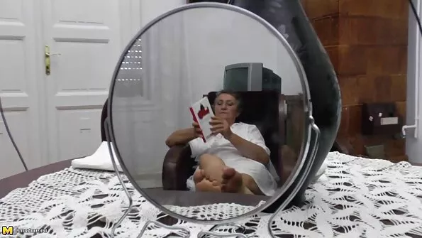 În vârstă Curvă Leylani Lemn pune o înțepătură lungă în gură pizde batrane care se fut și păsărică
