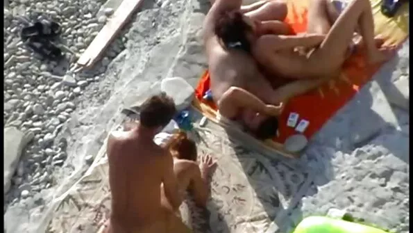 Piper suge si se fute la piscina babe batrane