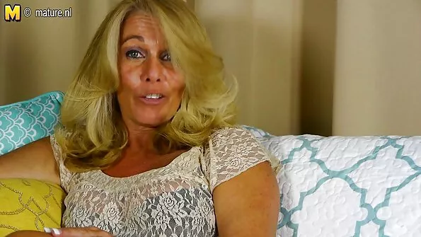 Post-chirurgie Ladyboy test filme porno cu profesoare batrane joacă cu pasiune