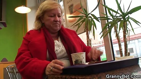 Roscata face pizde batrane care se fut sex cu iubitul