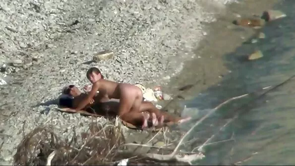 Obraznic Bruneta Tracy Rose în pat tocuri în pur roșu batrane paroase Ciorapi de nailon se masturbeaza greu cu tine