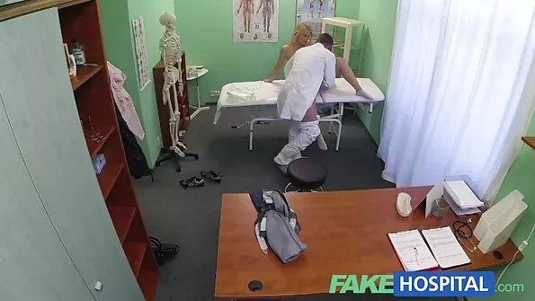 Tanar Si Matura seful sex cu batrane devine oase pe birou