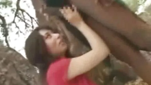 Urât twink se bucură de futai cu babe batrane Jago într-o bokong