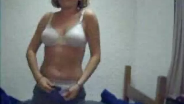 Muscular shemale Roz Pinheiro arată off corpul ei și sex cu batrane urină