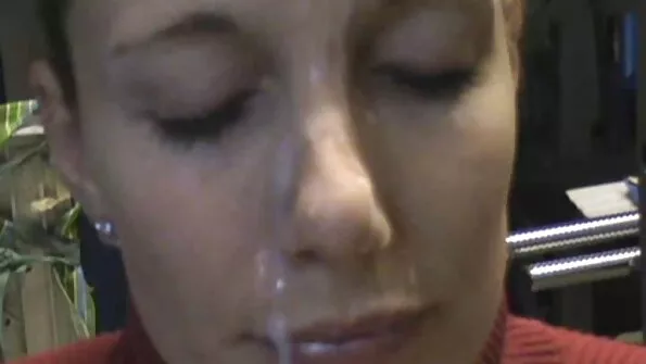 Prim-cupe Big boob vibrează în timpul crawling batrane care sug pula în timp ce ea se masturbeaza