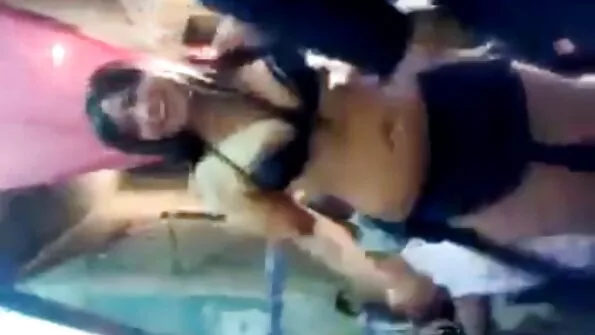 Piscină filme porno cu batranele peek
